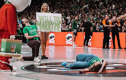 «Είπε το ναι»: Πρόταση γάμου την ώρα του Ζάλγκιρις-Ολυμπιακός