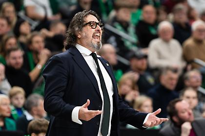 Αυτό πόνεσε: Η... πλαγιομετωπική σύγκρουση διαιτητή με Τρινκιέρι στο Ζαλγκίρις-Ολυμπιακός