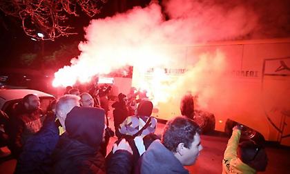 Χαμός στην υποδοχή της ΑΕΚ από τον κόσμο της στην Πορταριά!