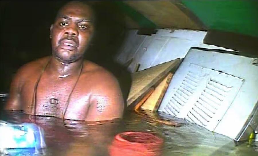 «Ο ένας μετά τον άλλον σιώπησαν»: Η τρομακτική ιστορία του ανθρώπου που επιβίωσε για 3 μέρες σε αναποδογυρισμένο πλοίο