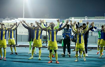 Asteras AKTOR: Αποθέωση στους παίκτες και… Κύπελλο από τους Tigers στο Περιστέρι