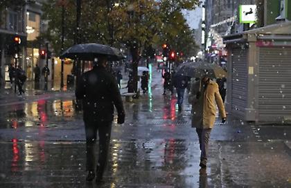 Σφοδρές χιονοπτώσεις στη Βρετανία - Έκλεισαν τα αεροδρόμια του Λίβερπουλ και του Μάντσεστερ