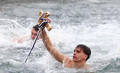 Ηλιοφάνεια με λίγες νεφώσεις ανήμερα των Φώτων - Σε ποιες περιοχές θα βουτήξουν για τον σταυρό με βροχή