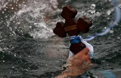 Έφυγε ο Σταυρός από το χέρι του επισκόπου στη Δεξαμενή και χάθηκε στο νερό