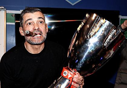 Μίλαν: Οι έξαλλοι πανηγυρισμοί με… πούρο και τα δάκρυα του Κονσεϊσάο για την κατάκτηση του Supercoppa