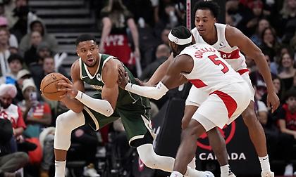 Μόλις 11 πόντοι, αλλά τριπλ-νταμπλ: Τα highlights του Αντετοκούνμπο απέναντι στους Ράπτορς