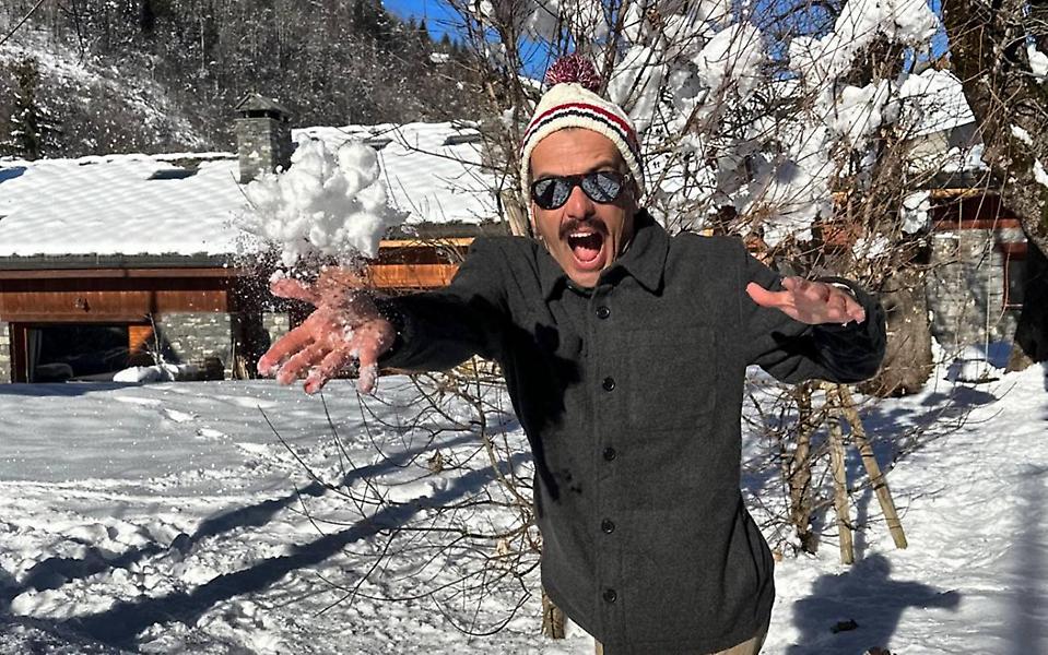 Με αυτά που κάνει ο Θάνος Κιούσης στη γυναίκα του, δεν είναι τυχαίο που η Google βγάζει στο όνομά του… διαζύγιο