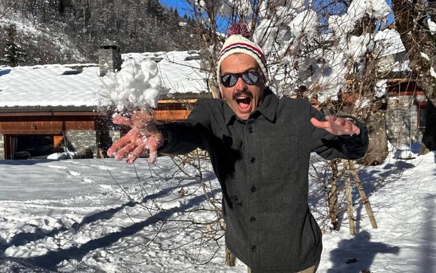 Με αυτά που κάνει ο Θάνος Κιούσης στη γυναίκα του, δεν είναι τυχαίο που η Google βγάζει στο όνομά του… διαζύγιο