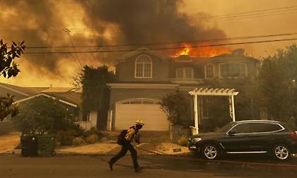 Σε συναγερμό το Λος Άντζελες: Καταστροφική πυρκαγιά έκαψε σπίτια - Άμεσες εκκενώσεις