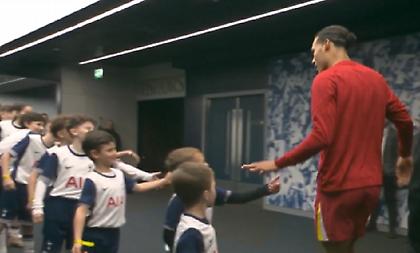 «Έλα σε μας, δεν έχουμε κανέναν καλό αμυντικό»: Επική ατάκα από πιτσιρίκο της Τότεναμ στον Φαν Ντάικ!