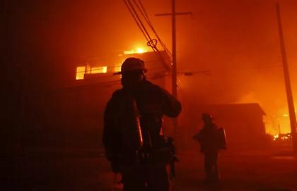 Καίγεται το Λος Άντζελες: Δύο νεκροί και πολλοί τραυματίες μέχρι τώρα – Δεκάδες χιλιάδες εκκενώνουν τα σπίτια τους