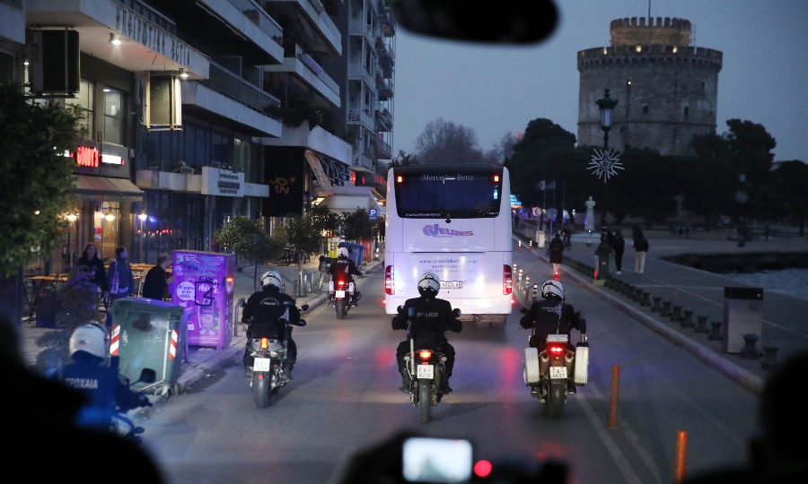 ΠΑΟΚ-ΑΕΚ: Η αναχώρηση της ΑΕΚ για Τούμπα συνοδεία ισχυρής αστυνομικής δύναμης