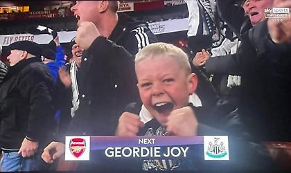 Πιτσιρικάς άφησε κρυφά το σχολείο για να πάει στο «Έμιρεϊτς», αλλά… πανηγύρισε μπροστά στην κάμερα!