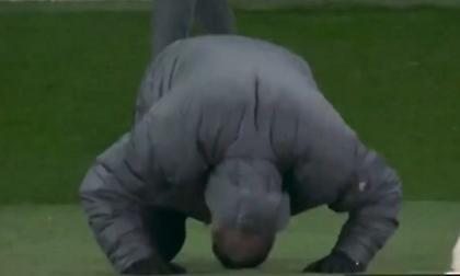 Έπεσε στο έδαφος ο Ποστέκογλου, πρωτόγνωρη αντίδραση σε χαμένη ευκαιρία!