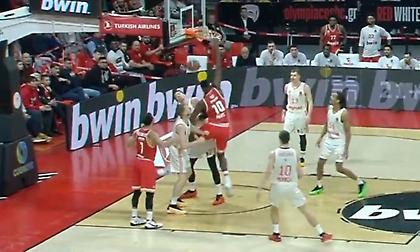 Θύμωσε με τον… εαυτό του και πήγε να γκρεμίσει την μπασκέτα ο Φαλ! (video)