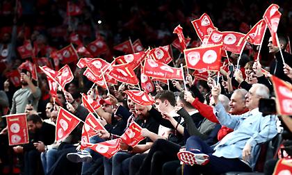 Εορταστικό κλίμα στο ΣΕΦ: Χαμός από σημαιάκια για τα 100 χρόνια του Ολυμπιακού!