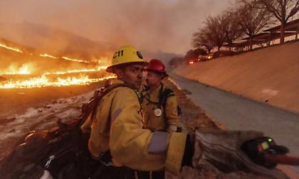 Μάχη με τις πυρκαγιές και τις λεηλασίες στο Λος Άντζελες - Εθνοφουρά στους δρόμους και απαγόρευση κυκλοφορίας