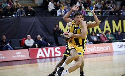 AEK Betsson: Tέλος ο Πιλάβιος