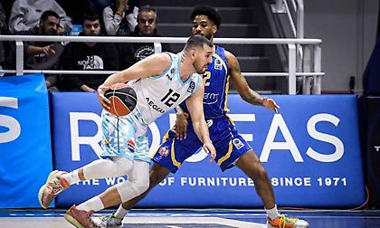 Έριξε κατοστάρα και «βούλιαξε» τον Κολοσσό το Λαύριο