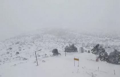 Χιονίζει στην Πάρνηθα - Διακοπή κυκλοφορίας από το ύψος του καζίνο