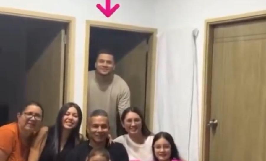 Βραζιλιάνος γύρισε στο σπίτι του μετά από έξι χρόνια στις ΗΠΑ και έκανε απίθανη έκπληξη στον πατέρα του!