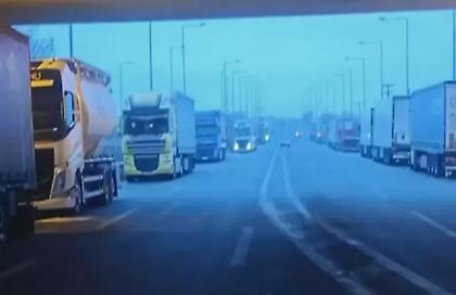 Ακινητοποιημένες 80 νταλίκες στο Δερβένι Θεσσαλονίκης - «Είμαστε εδώ 32 ώρες», λέει οδηγός