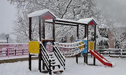 Σε κλοιό κακοκαιρίας η χώρα: Πώς θα εξελιχτούν τα φαινόμενα - Ποια σχολεία κλείνουν λόγω χιονιά