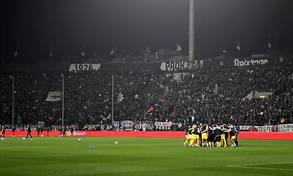 Δίωξη του ποδοσφαιρικού εισαγγελέα στον ΠΑΟΚ για τα υβριστικά συνθήματα στο ντέρμπι με την ΑΕΚ