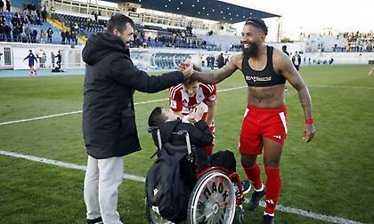 Όμορφη κίνηση από τον Ροντινέι: Έδωσε τη φανέλα του στον μικρό Γιαννάκη μετά το τέλος του Ατρόμητος-Ολυμπιακός
