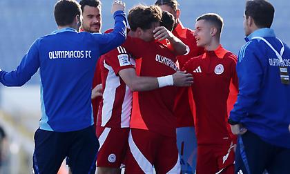 Ο πανηγυρισμός του Ρέτσου και η αγκαλιά με τον Μασούρα στον πάγκο του Ολυμπιακού