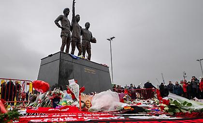 «Η Αγία Τριάδα ενώθηκε ξανά για μια... αιωνιότητα»: Τίμησαν τη μνήμη του Λόου στο «Ολντ Τράφορντ»