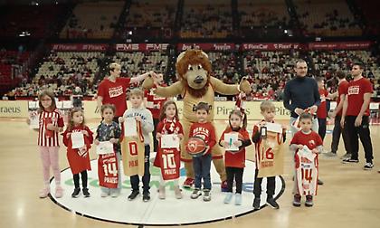 Ο Santa-Thryleon μοίρασε δώρα στους μικρούς φίλους του Ολυμπιακού!