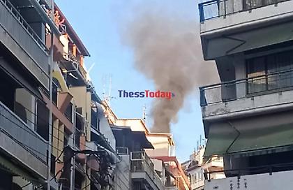 Φωτιά σε πολυκατοικία στη Θεσσαλονίκη - Δείτε βίντεο