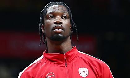 Εκτός εξάδας του Ολυμπιακού ο Μένσα για το ντέρμπι με τον Παναθηναϊκό