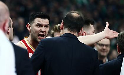 Έντονος καυγάς Παπανικολάου με Μπαρτζώκα πριν το ημίχρονο του ντέρμπι!