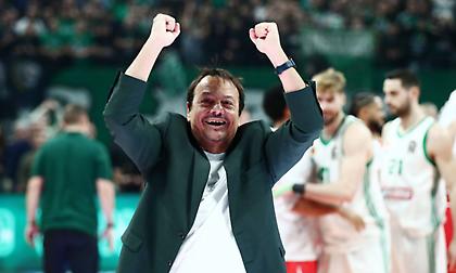 Οι υψωμένες γροθιές και ο γύρος του θριάμβου από τον Αταμάν μετά τη νίκη στο ντέρμπι!