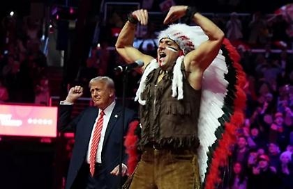 Ο Τραμπ χορεύει YMCA στη σκηνή με τους Village People - Βίντεο, φωτογραφίες