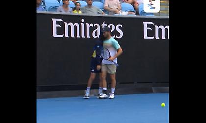 Αυστραλιανό Open: Ball boy λιποθύμησε εν ώρα αγώνα στην αγκαλιά του Τιμ Πουτζ