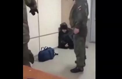 Ρωσία: Σάλος με βίντεο που δείχνει τη στρατονομία να χτυπά βάναυσα στρατιώτες που επρόκειτο να πάνε στην Ουκρανία