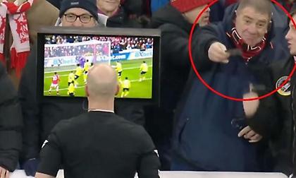 Οπαδοί της Νότιγχαμ υψώνουν πορτοφόλια και πιστωτικές στον διαιτητή που πήγε να τσεκάρει το VAR