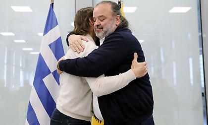 Ηλιόπουλος: «Το γυαλί όχι μόνο δεν ράγισε, διατηρείται ανέπαφο ατόφιο, είναι αλεξίσφαιρο - Vamos, Ματίας»!