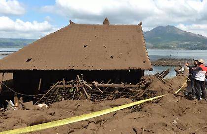 Ινδονησία: 16 νεκροί και 10 τραυματίες από κατολίσθηση στην Κεντρική Ιάβα