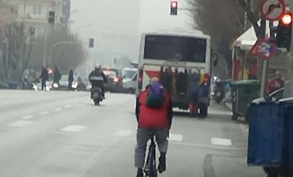 Θεσσαλονίκη: Νεαροί κρέμονται σε αστικό λεωφορείο με κίνδυνο τη ζωή τους