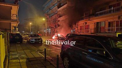 Θεσσαλονίκη: Στις φλόγες τυλίχθηκαν αυτοκίνητο και μοτοσικλέτα στην Καλαμαριά