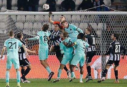 Κοντά στην ισοφάριση η Σλάβια, τη σταμάτησε το οριζόντιο δοκάρι του ΠΑΟΚ