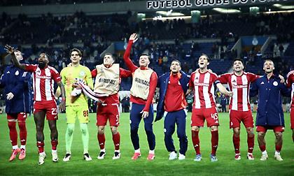 «Είσαι στο μυαλό..»: Οι πανηγυρισμοί των παικτών με τους φίλους του Ολυμπιακού μετά την σπουδαία νίκη στο «Ντραγκάο»!