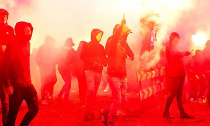 Έκαναν τη νύχτα... μέρα με δεκάδες καπνογόνα και βεγγαλικά οι φίλοι της Άλκμααρ!