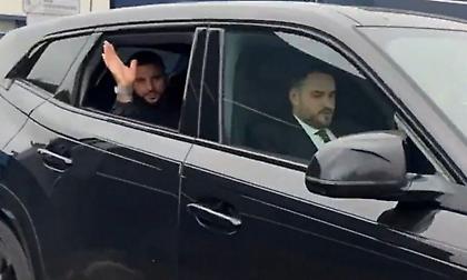 Έφτασε Μιλάνο και ολοκληρώνει τη συμφωνία του με Μίλαν ο Γουόκερ