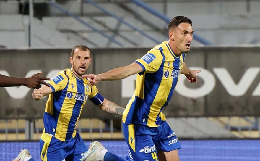 Επικός Μακέντα για Καλτσά: «Είναι τρελός ο παππούς»