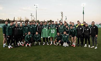 Τίμησαν τη μνήμη του Μίμη Δομάζου οι παίκτες και το τεχνικό επιτελείο του Παναθηναϊκού στο Κορωπί